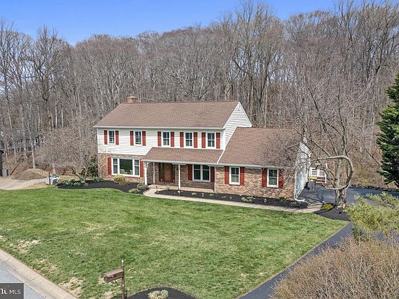 3rd image of 105 Carriage Dr