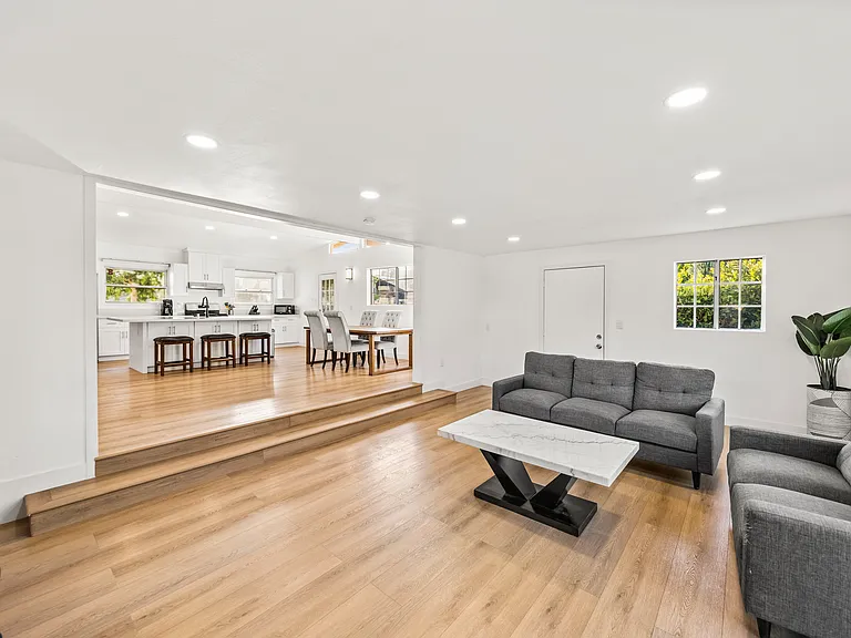 1019 W Pine St — Photo 11