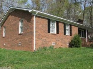 1075 Brookridge Dr, Walnut Cove, NC 27052