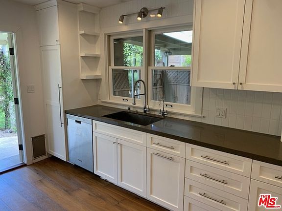 4th image of 1023 Bay St
