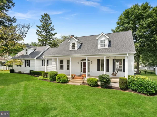 22 E Loudoun St, Round Hill, VA 20141