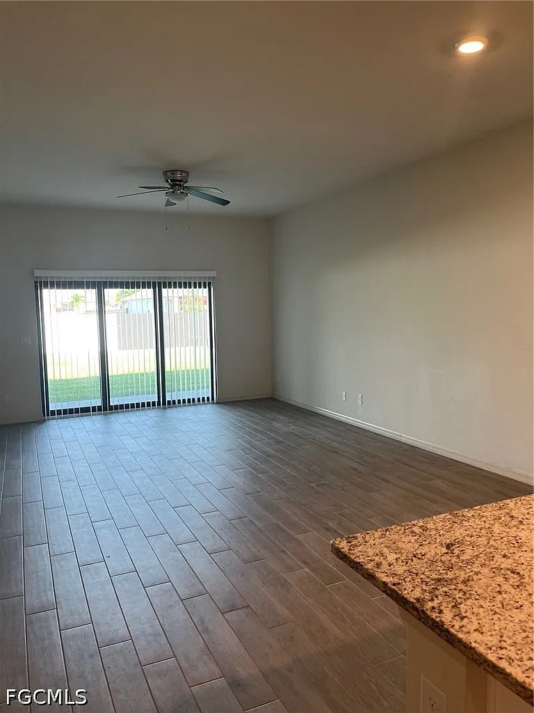 3 bed, 2.0 bath, 1426 sqft, $2,200 — Photo 3