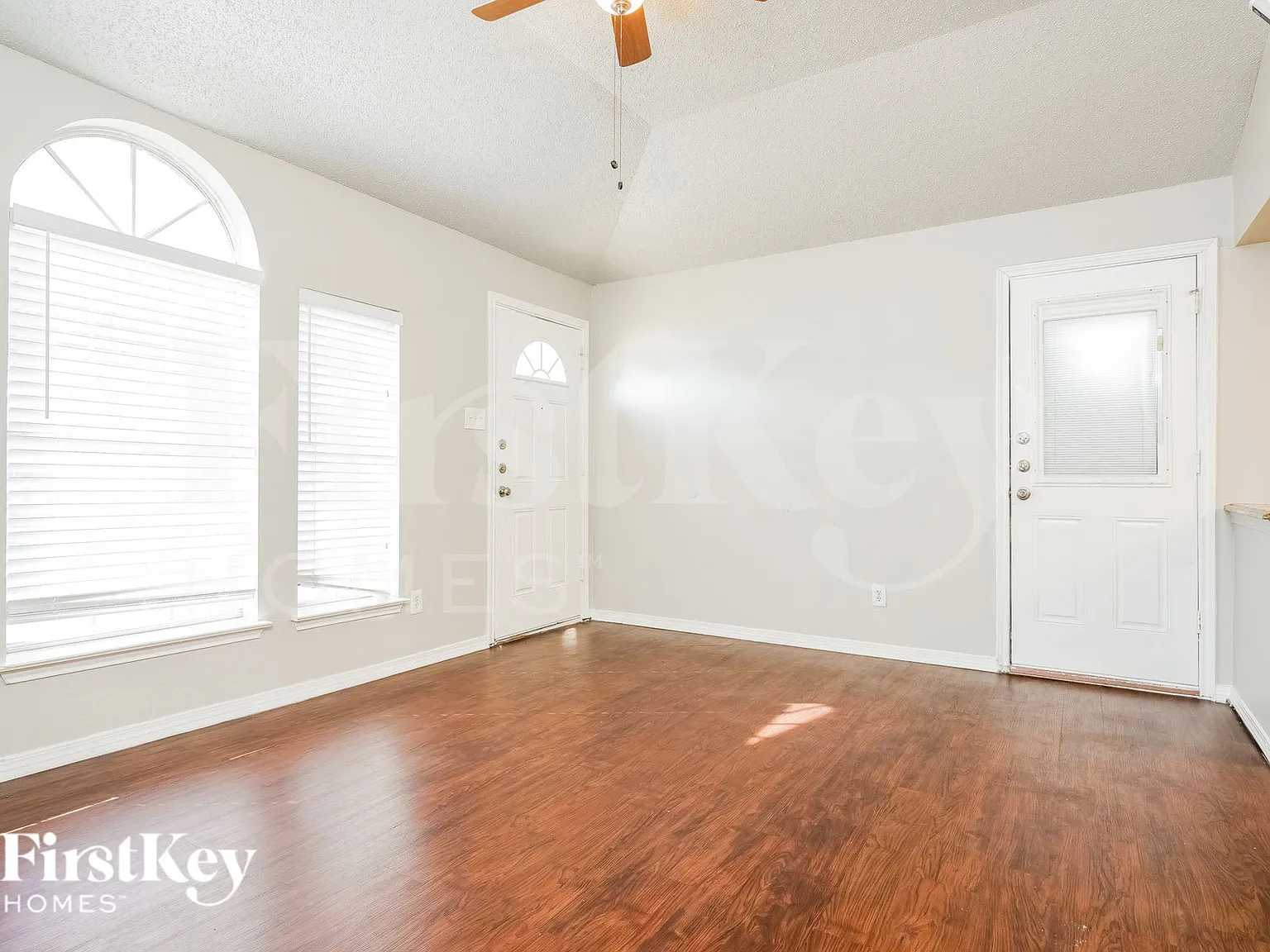 3 bed, 2.5 bath, 1139 sqft, $2,095 — Photo 4