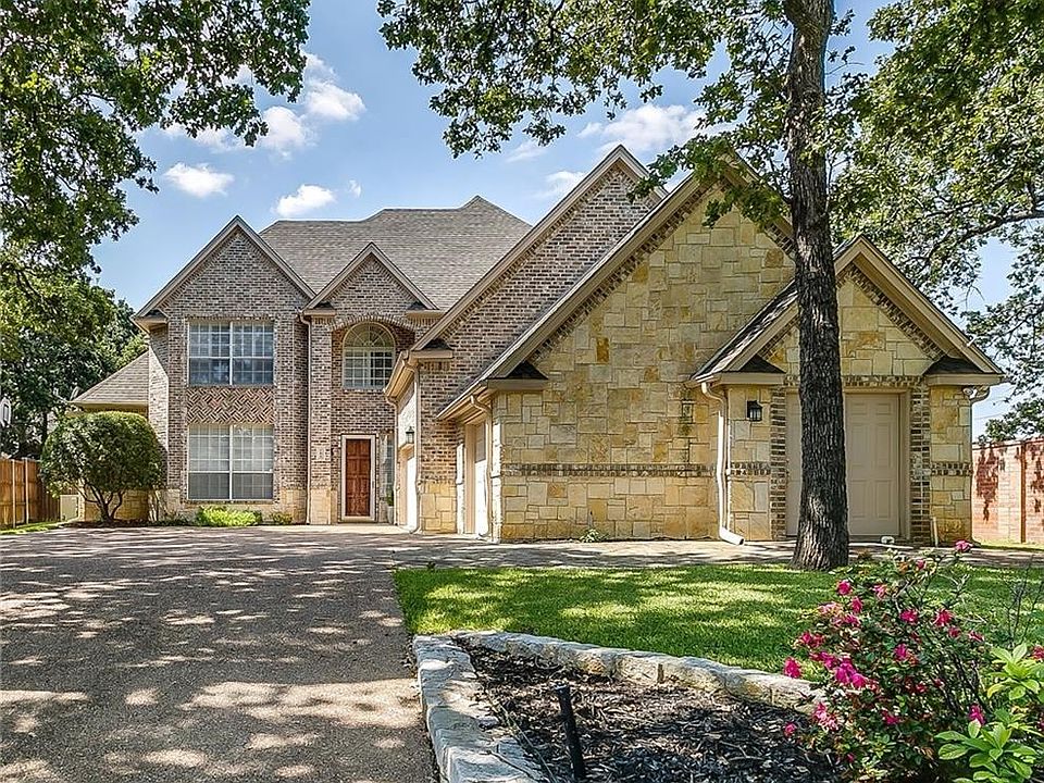 Stunning curb-appeal with Austin stone accents & a spacious cul-de-sac lot.