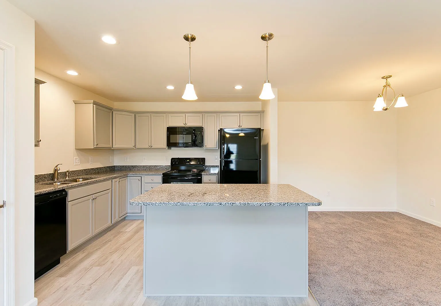 PRIORITY PLACE APTS — Photo 4