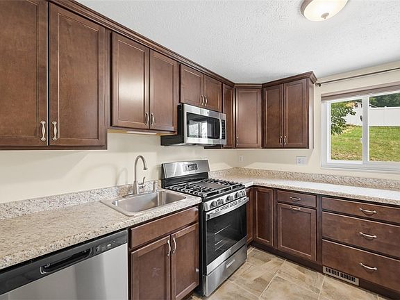 3rd image of 146 Duquesne Blvd
