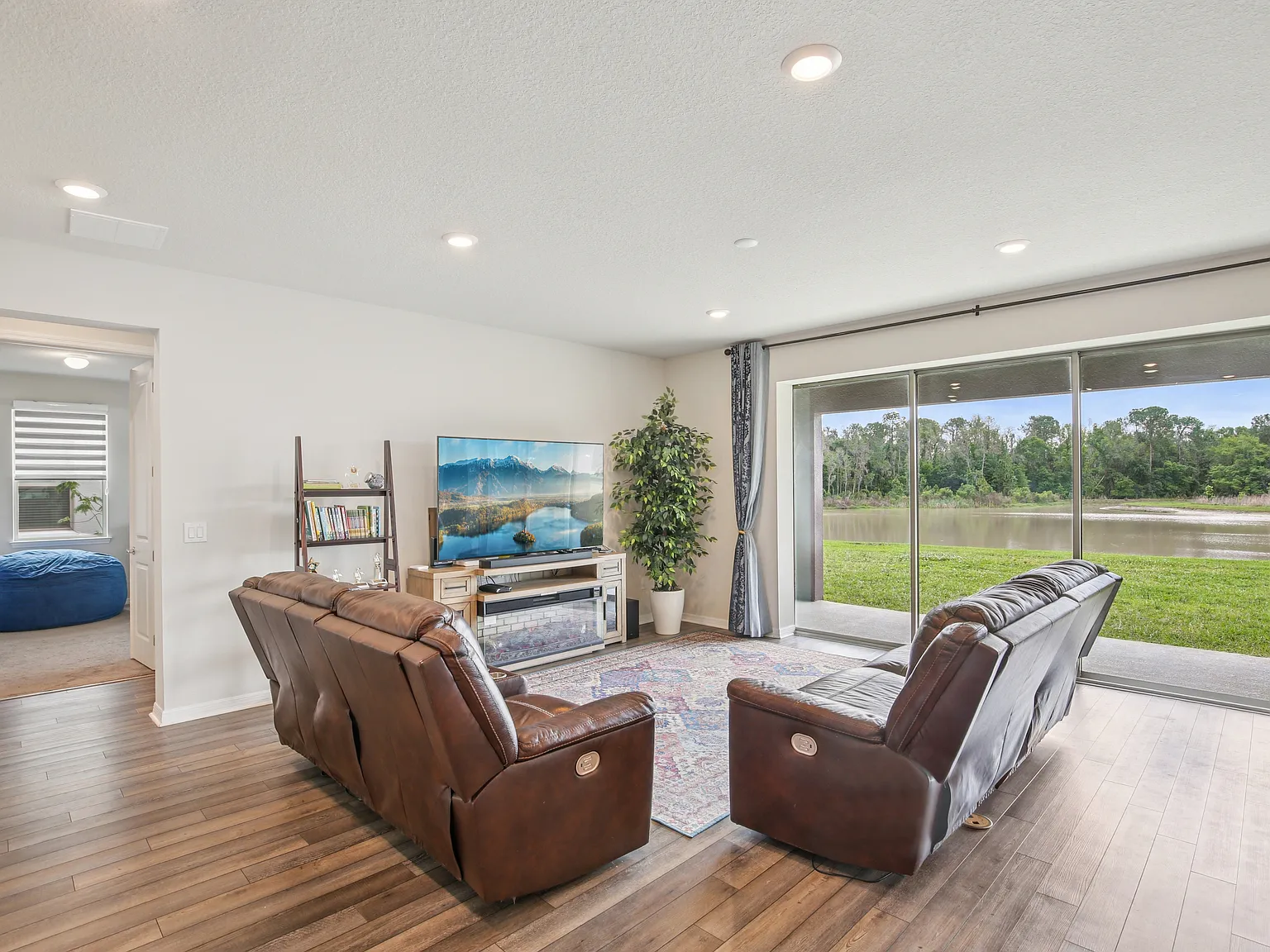 5 bed, 4.5 bath, 4692 sqft, $3,990 — Photo 3