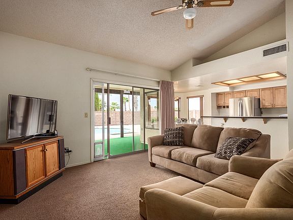 4th image of 801 E Braeburn Dr