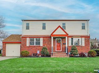 27 Westwood Dr, Fair Lawn, NJ 07410