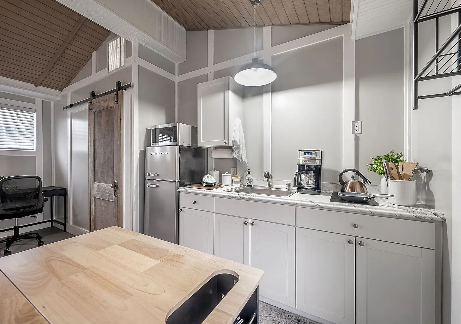 Tiny home high ceilings, pet friendly, fenced in backyard, wi-fi, elect, water, cable included. — Photo 4