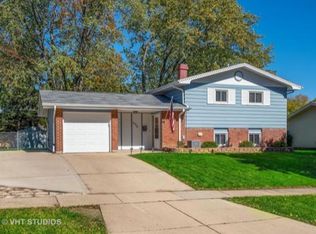 690 Baxter Ln, Hoffman Estates, IL 60169