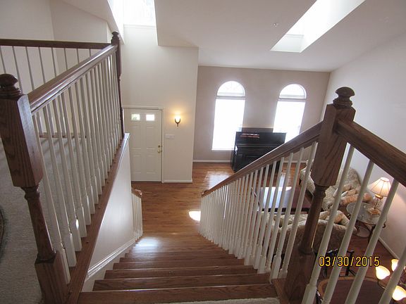Luxurious Foyer HW Staircase