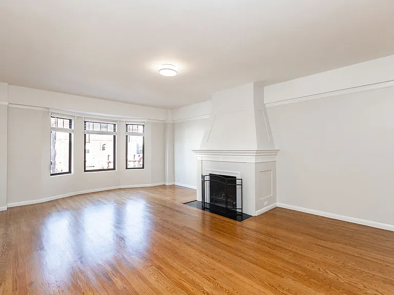 2275 Broadway — Photo 18