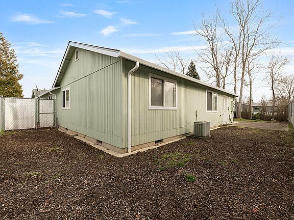 3rd image of 731 Maple St