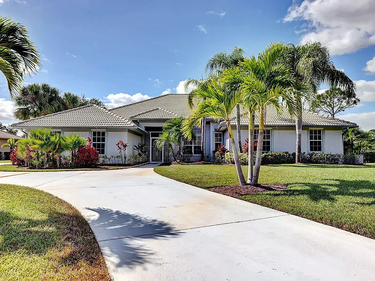 8028 Plantation Lakes Dr — Photo 2