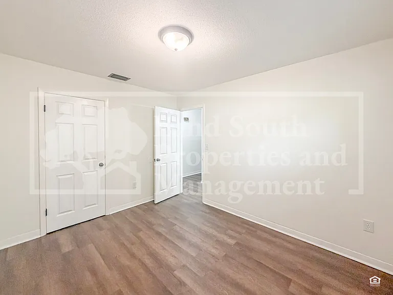 929 Lexington St — Photo 12