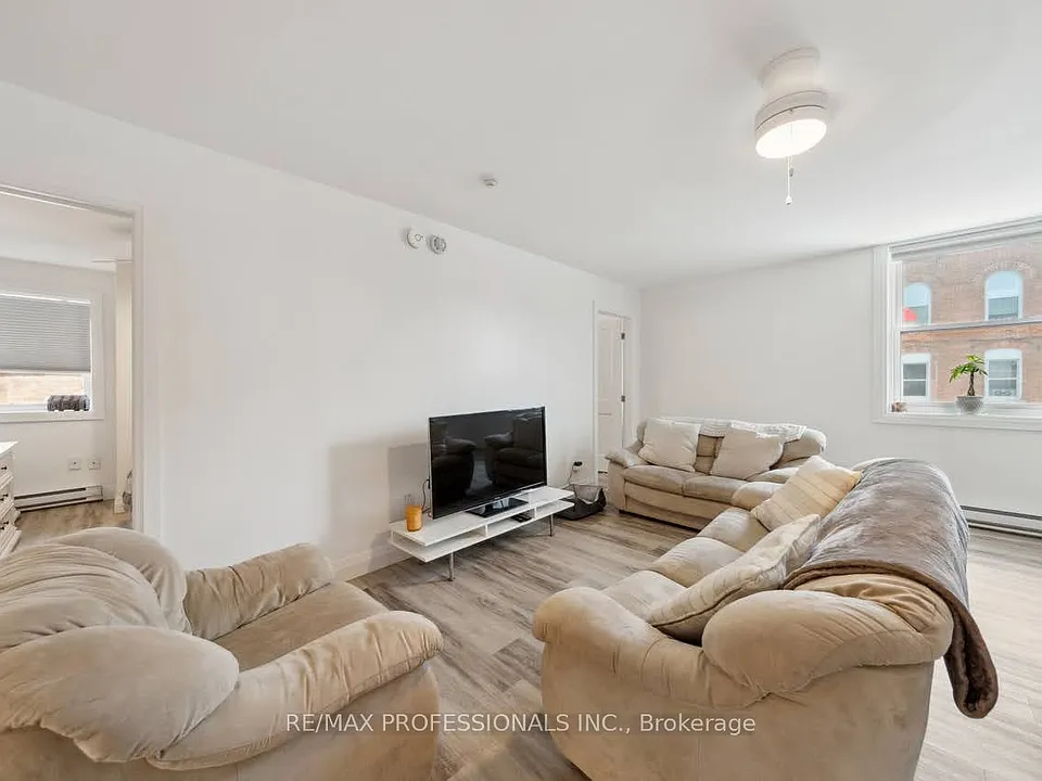 14 Manitoba St #2