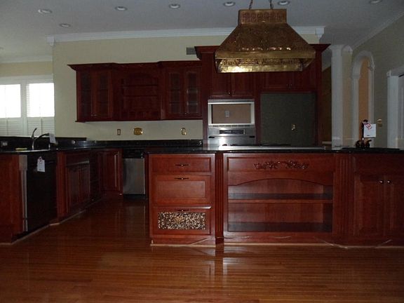 3rd image of 8812 Rosemont Blvd