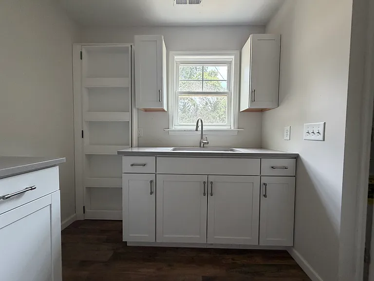 221 Rowe Ave — Photo 9
