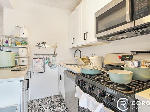 4th image of 70 Halsey St #4