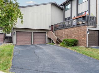 780 Golfview Dr, Roselle, IL 60172