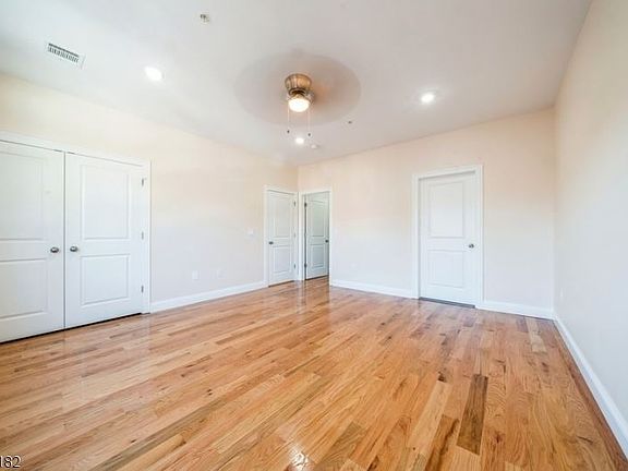 4th image of 16 Cottage Pl Floor 1