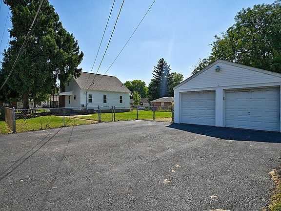 4th image of 1687 Oakwood Ave