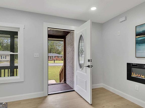 5th image of 40 Paris Dr SW