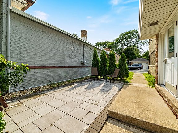 2nd image of 929 S Oak Park Ave APT 3NW