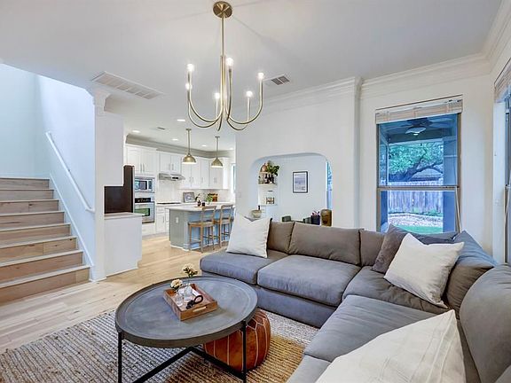 3rd image of 1808 Crown Dr