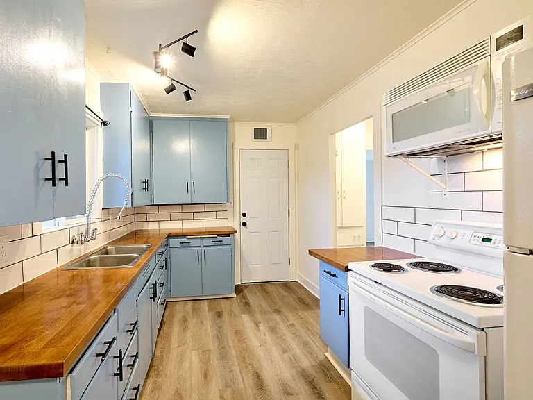 1204 Commercial St NE — Photo 34