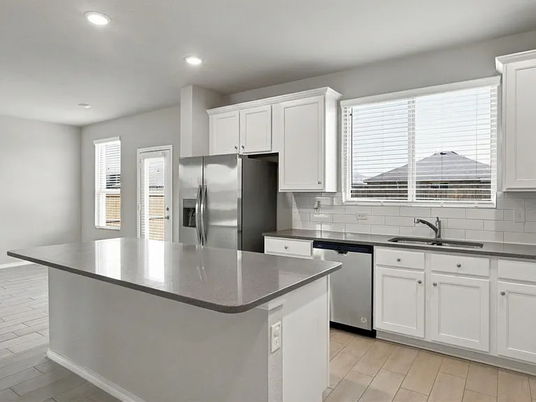 944 Ravenwood Ln — Photo 18