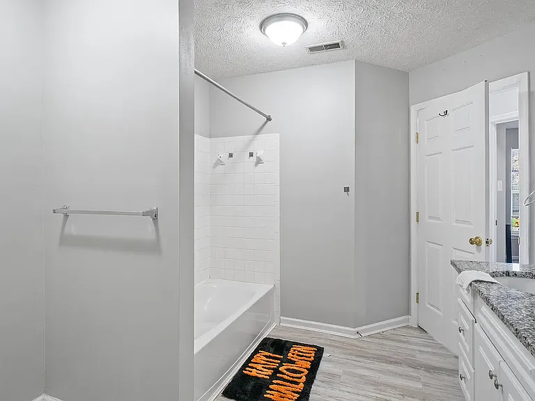 full bath with 2 shared doors