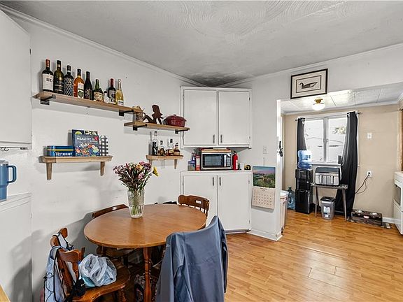 4th image of 215 Castlewood Rd