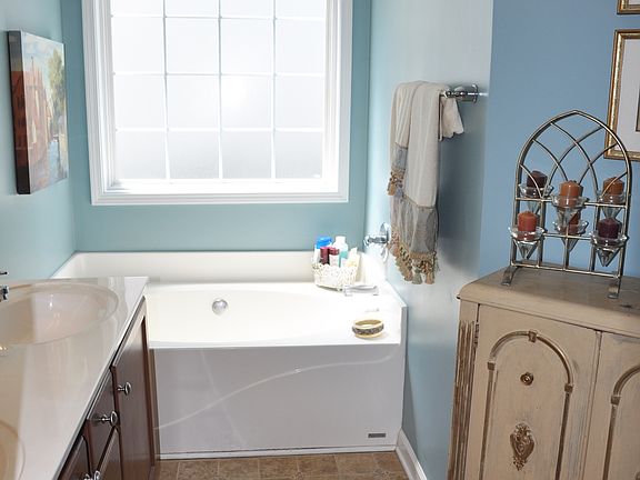 Master Bath w/Garden Tub