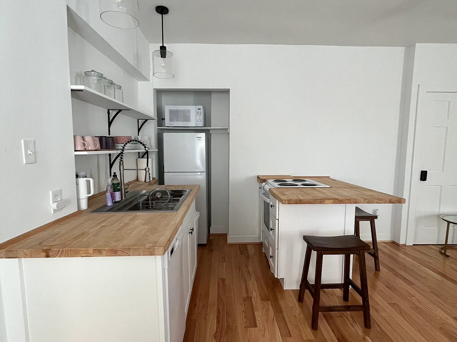 2 bed, 800 sqft, $2,300 — Photo 3