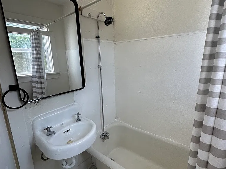1409 2nd Ave SE #6 — Photo 1