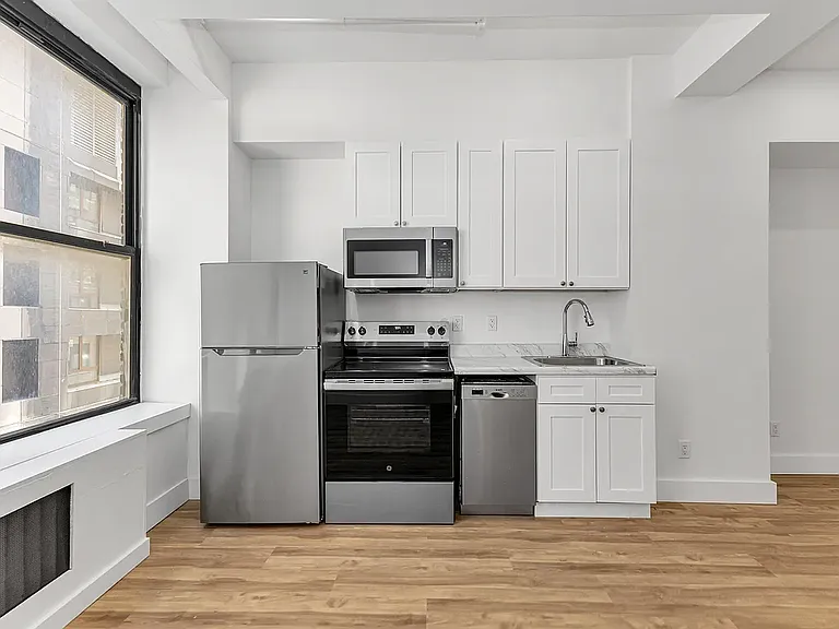 248 W 35th St #1006 — Photo 4