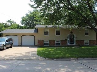 614 9th Ave NE, Independence, IA 50644