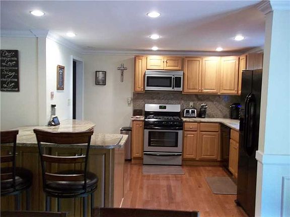 5th image of 12 Heritage Ln