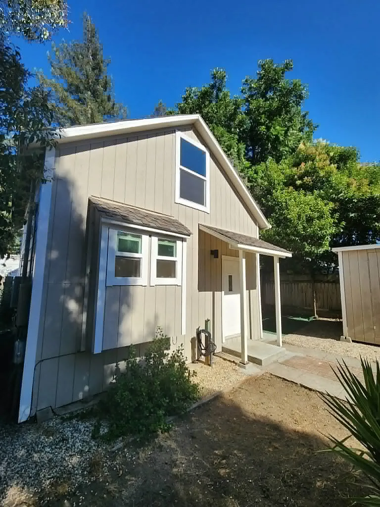 Private 2 Bed 1 Bath updated home in Triplex — Photo 1