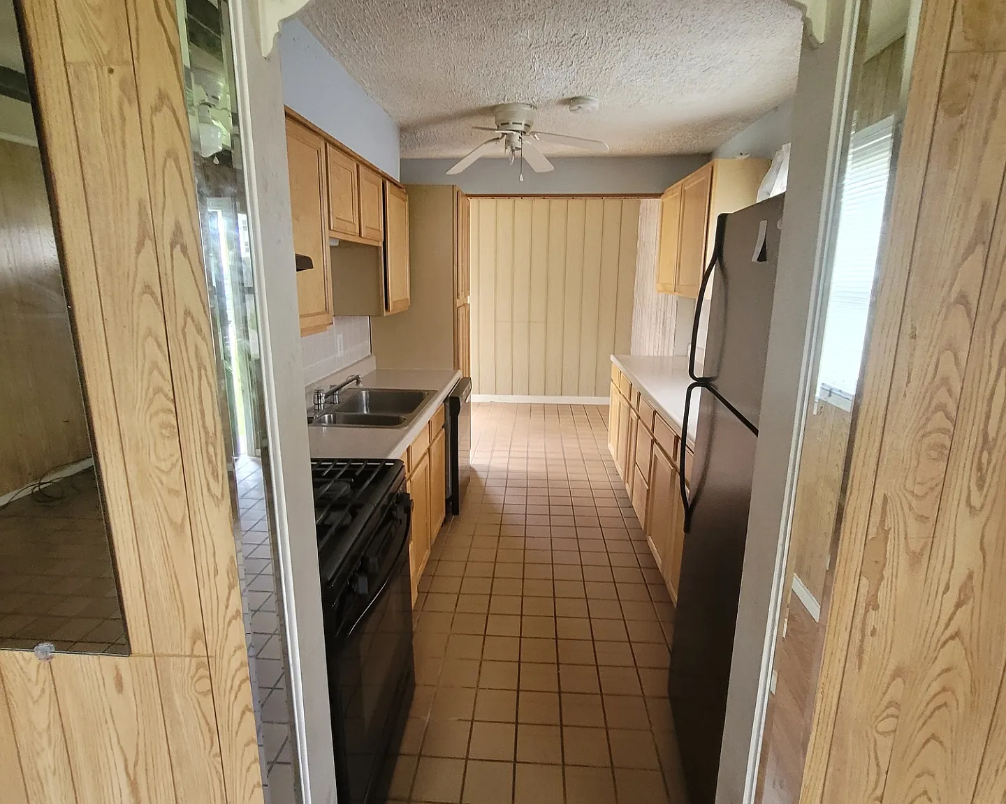 3 bed, 942 sqft, $1,800 — Photo 2