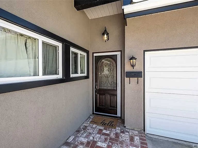 712 N Mountain View Pl — Photo 4