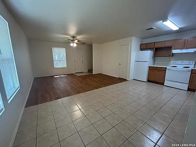 3 bed, 2.5 bath, 1352 sqft, $1,325 — Photo 3