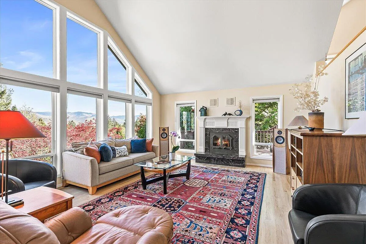 2014 Crestview Dr photo 1