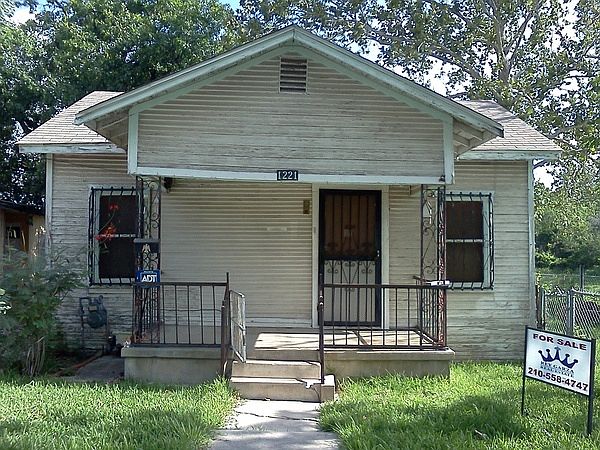 1st image of 1221 Leal St