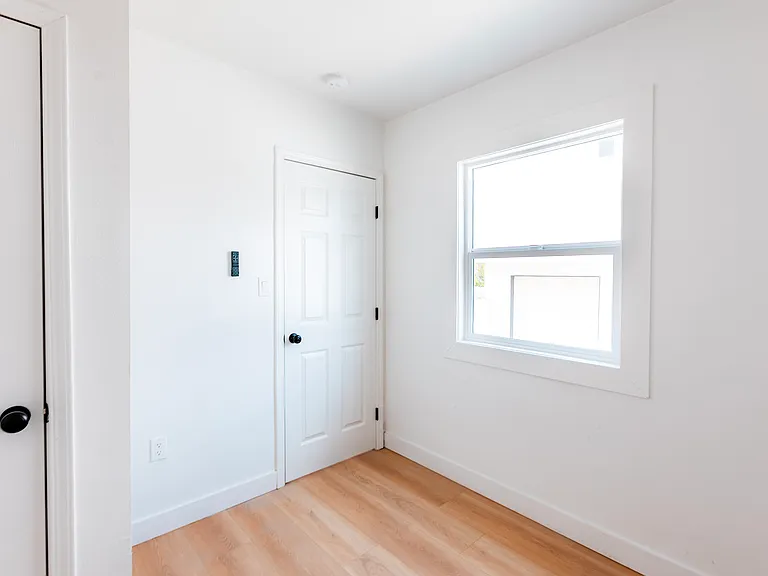 784 E Walton St #A — Photo 11