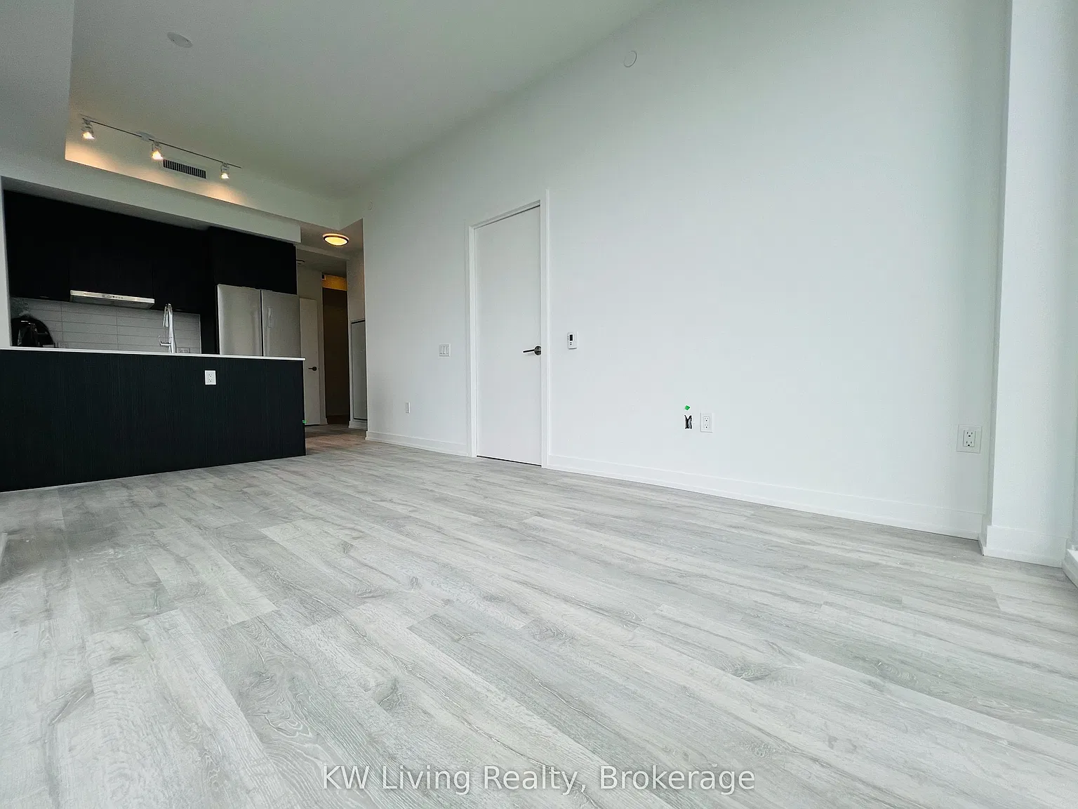 M2M Condo — Photo 3
