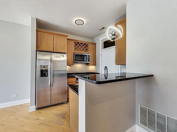 4th image of 1910 N Washtenaw Ave APT 2