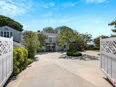 11080 Chalon Rd, Los Angeles, CA, 90077